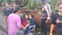 Aksi heroik pria yang juga Babhinsa Abiansemal itu bermula ketika Peltu Dewa melihat korban hendak terjun dari atas jembatan. Sontak, ia menghentikan mobilnya dan bergegas lari ke arah korban yang sedang dalam kondisi kalut dan putus asa. (Foto: dok. Kodim 1611/Badung)