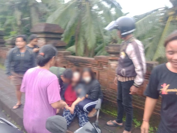 Aksi heroik pria yang juga Babhinsa Abiansemal itu bermula ketika Peltu Dewa melihat korban hendak terjun dari atas jembatan. Sontak, ia menghentikan mobilnya dan bergegas lari ke arah korban yang sedang dalam kondisi kalut dan putus asa. (Foto: dok. Kodim 1611/Badung)
