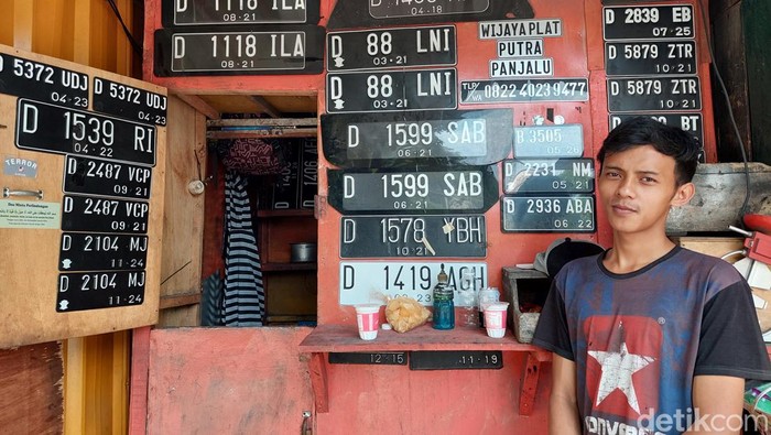 Anggi, pembuat plat nomor di Bandung.