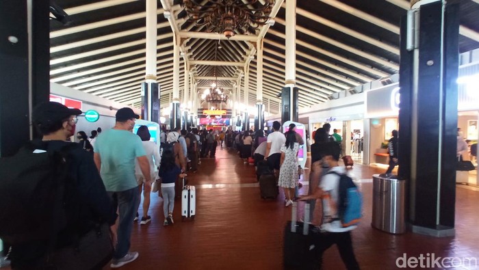 Antrean panjang di Bandara Soekarno pada Sabtu (22/10/2022).