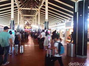 Bukan Long Weekend, tapi Antrean Penumpang di Bandara Soetta Panjang Banget