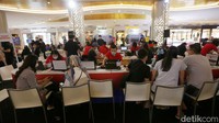 Selama program berlangsung Bank Mega juga menggandeng beberapa brand partner seperti, Metro Department Store, yg akan melengkapi perjalanan dengan travel accessories seperti koper, pakaian dan kosmetik, Sweet Escape berupa potongan harga hingga Rp 1 juta untuk service di destinasi favorit, dan Java MiFi berupa potongan harga hingga 25% untuk memudahkan komunikasi sepanjang perjalanan.