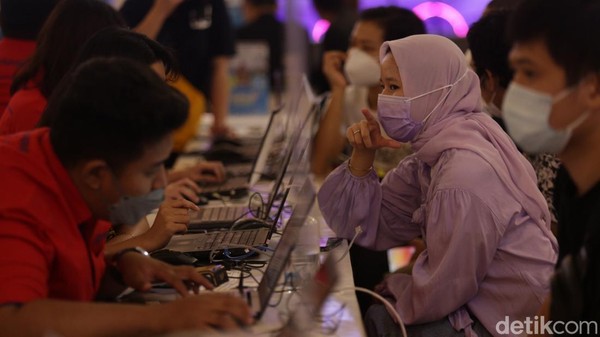 Pengunjung membeli paket wisata saat Mega Travel Fair di Trans Studio Mall Cibubur, Depok, Jawa Barat, Sabtu (22/10/2022). Pengunjung membeli paket wisata saat Mega Travel Fair di Trans Studio Mall Cibubur, Depok, Jawa Barat, Sabtu (22/10/2022).