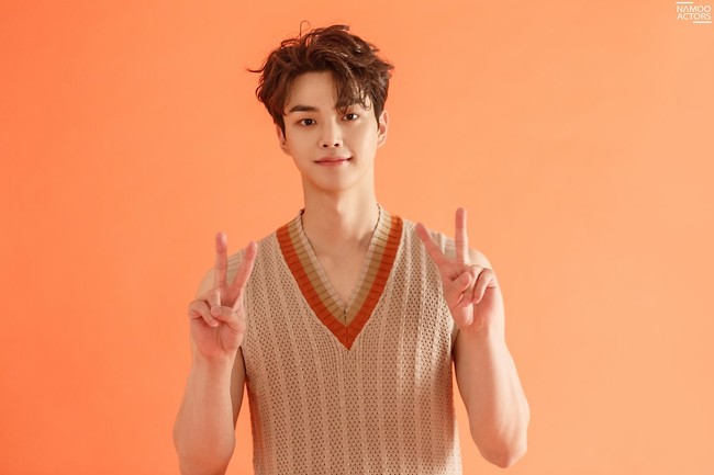 Song Kang menggambarkan istilah flower boy dengan sempurna. Kini penampilannya semakin manly karena membentuk badan. Foto: Instagram