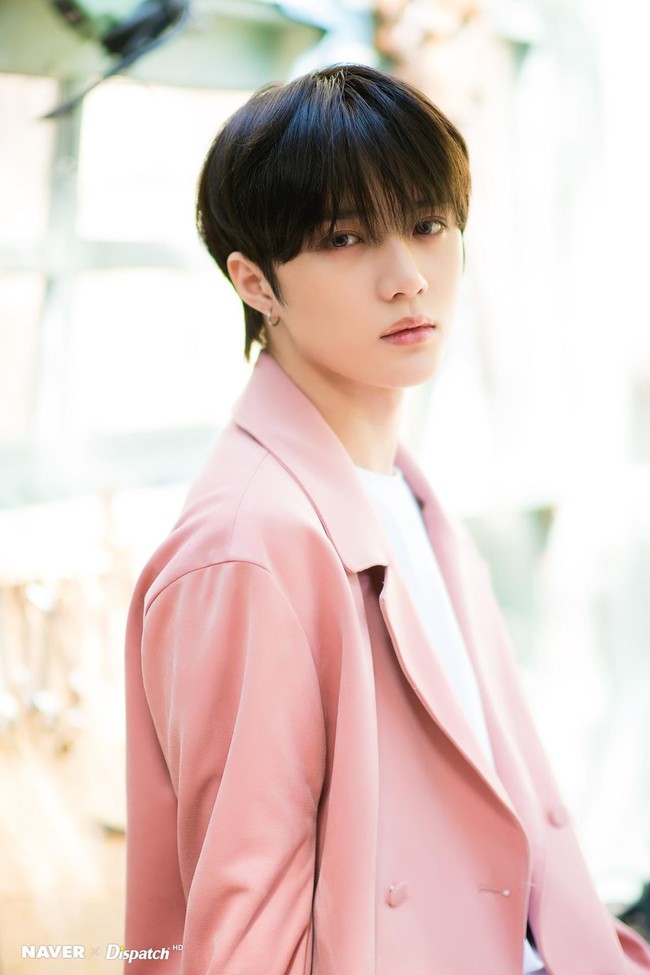 Beomgyu TXT belum lama datang ke Jakarta dan menggelar tur konser. Bila dilihat dari jarak dekat, pemilik wajah tampan sekaligus cantik ini terlihat aura innocent. Foto: Instagram