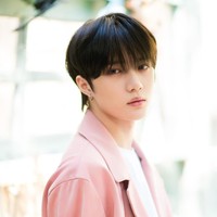 Beomgyu TXT belum lama datang ke Jakarta dan menggelar tur konser. Bila dilihat dari jarak dekat, pemilik wajah tampan sekaligus cantik ini terlihat aura innocent. Foto: Instagram