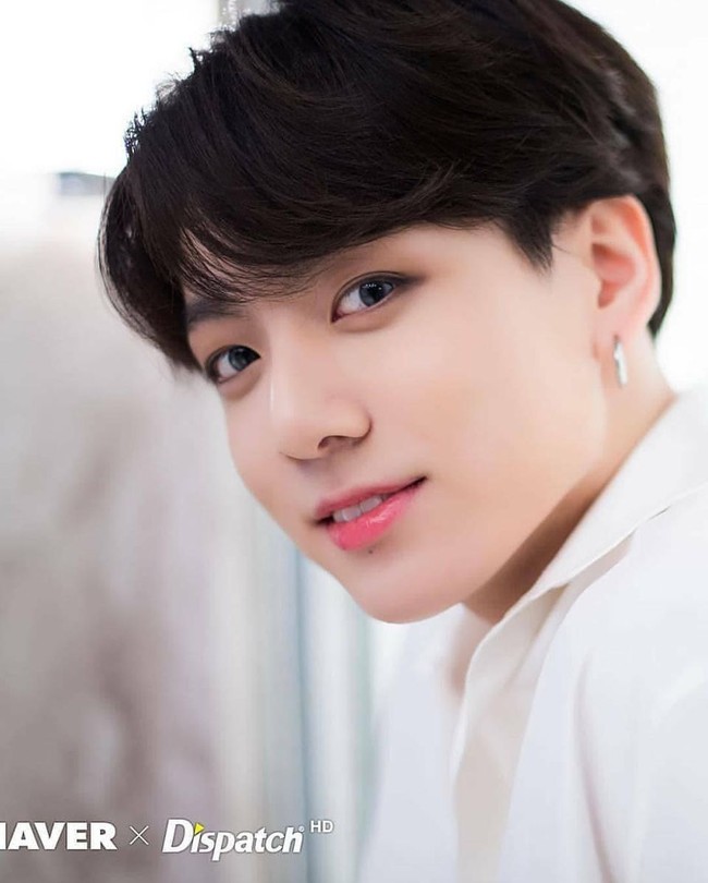 Jungkook punya sorot mata indah dan senyum yang menggemaskan karena gigi kelincinya. Personel termuda BTS itu dinilai tampan sekaligus cantik oleh penggemar. Foto: Instagram
