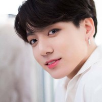 Jungkook punya sorot mata indah dan senyum yang menggemaskan karena gigi kelincinya. Personel termuda BTS itu dinilai tampan sekaligus cantik oleh penggemar. Foto: Instagram