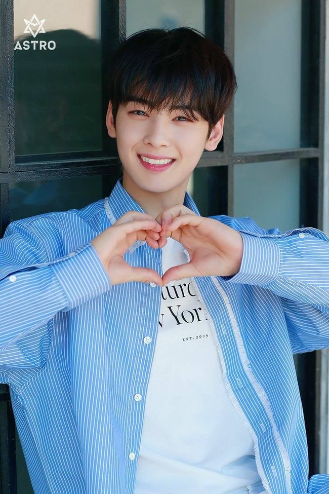 Cha Eun Woo pun dikenal sebagai flower boy, istilah yang digunakan untuk menyebut artis Korea tampan sekaligus cantik. Tanpa makeup, wajahnya flawless dan memesona. Foto: Instagram
