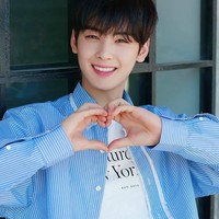 Cha Eun Woo pun dikenal sebagai flower boy, istilah yang digunakan untuk menyebut artis Korea tampan sekaligus cantik. Tanpa makeup, wajahnya flawless dan memesona. Foto: Instagram