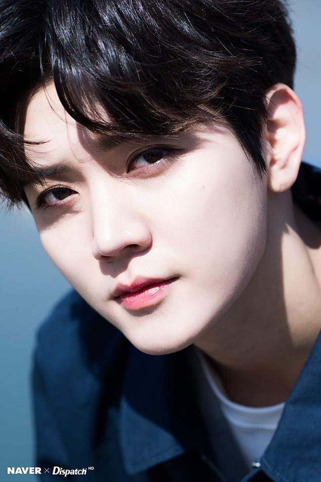 Ren NU’EST dikenal sebagai pemilik fitur wajah feminin yang sering melakukan crossdressing dan memakai baju wanita. Dalam sejumlah kesempatan, stylist memberikan Ren wig panjang untuk dipakai. Foto: Instagram