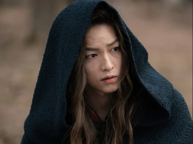 Banyak penggemar yang pangling dengan kecantikan Song Joong Ki karena memakai wig dalam drama Korea Arthdal Chronicles. Semasa kecil, dia sering didandani ibunya yang mengharapkan anak perempuan. Foto: Instagram