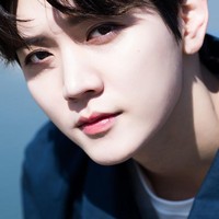 Ren NU’EST dikenal sebagai pemilik fitur wajah feminin yang sering melakukan crossdressing dan memakai baju wanita. Dalam sejumlah kesempatan, stylist memberikan Ren wig panjang untuk dipakai. Foto: Instagram