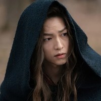 Banyak penggemar yang pangling dengan kecantikan Song Joong Ki karena memakai wig dalam drama Korea Arthdal Chronicles. Semasa kecil, dia sering didandani ibunya yang mengharapkan anak perempuan. Foto: Instagram