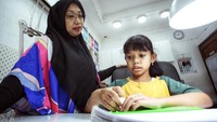 Labolatorium pembuat mata palsu miliknya itu dirintis sejak sang anak berusia dua bulan. Rizwan bersama istrinya Desy Pujiarsi curiga karena mata buah hati mereka terliihat berkilau saat berada di bawah cahaya lampu. Sesuatu yang dideskripsikan oleh Desy itu seperti mata kucing. Rizwan dan Desy pun akhirnya mulai membuat mata palsunya sendiri untuk sang buah hati.