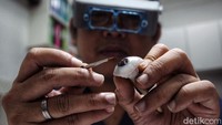 Pasien yang datang pun berasal dari hampir seluruh daerah di Indonesia, mulai Aceh hingga Papua. Bahkan, tak sedikit juga ada pasien yang berasal dari luar negeri seperti Jepang, Cina, hingga Timur Tengah. Kebanyakan mereka datang karena mendapat rekomendasi dari sosial media.