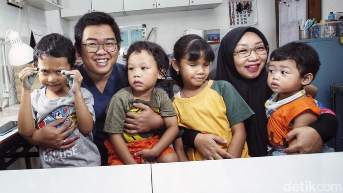 AsaΒ Rizwan, Si MpuΒ Mata Palsu Ekspansi Keluar Negeri Mata merupakan salah satu panca indra manusia yang amat penting, kehilangan pandangan tentu akan pengaruhi kepercayaan diri. Untuk itu Rizwan hadir membuat mata palsu.
