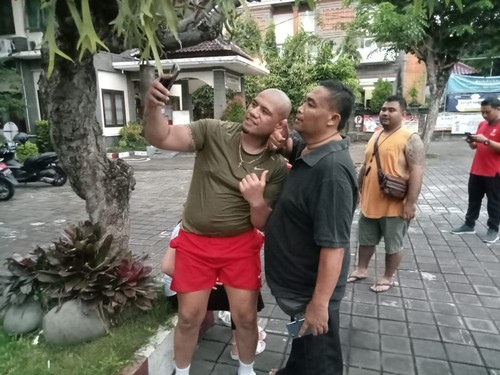 Atlet MMA asal Australia saat diamankan oleh Satpol PP Kabupaten Badung