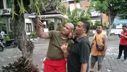 Atlet MMA asal Australia saat diamankan oleh Satpol PP Kabupaten Badung