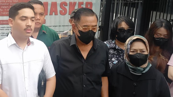 Ayah AKBP Doddy Prawiranegara, Irjen (Purn) Maman Supratman, jenguk anaknya yang ditahan di Polda Metro (Adrial/detikcom)