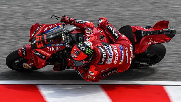 Ducati Lenovo Team's Italian rider Francesco Bagnaia takes a corner during the third MotoGP free practice at the Sepang International Circuit in Sepang on October 22, 2022, ahead of the Malaysian Grand Prix. (Photo by Mohd RASFAN / AFP) (Photo by MOHD RASFAN/AFP via Getty Images)