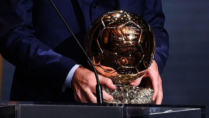 French former forward football player Zinedine Zidane arrives on stage before giving the Ballon dOr award during the 2022 Ballon dOr France Football award ceremony at the Theatre du Chatelet in Paris on October 17, 2022. (Photo by FRANCK FIFE / AFP) (Photo by FRANCK FIFE/AFP via Getty Images)