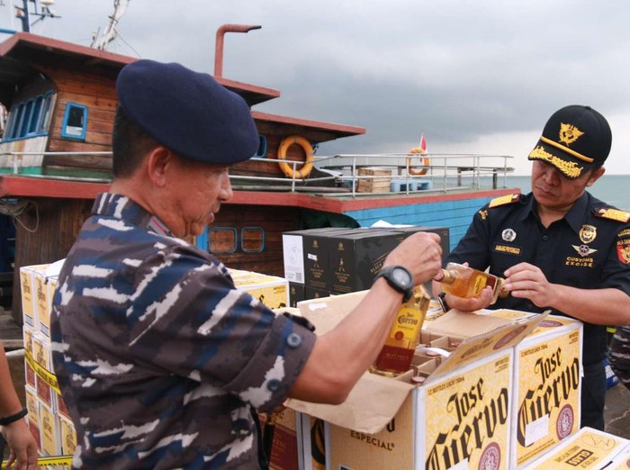 Lantamal IV dan Bea Cukai Batam menangkap kapal pengangkut ribuan minuman beralkohol di perairan Tanjung Sengkuang, Batu Ampar, Batam, Tanjungpinang.(istimewa)