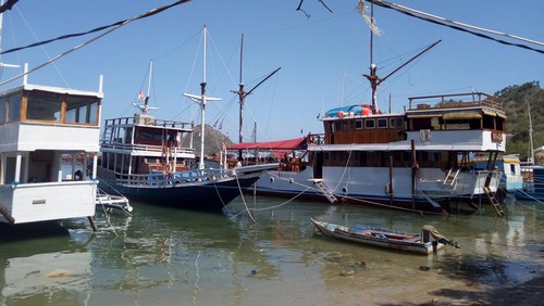 Belasan kapal yang rusak di Labuan Bajo terlihat berada di Pantai Binongko, Sabtu (22/10/2022).