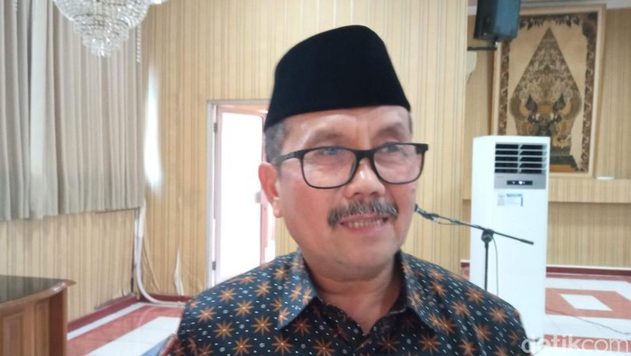 Bupati Cirebon, Imron Rosyadi.