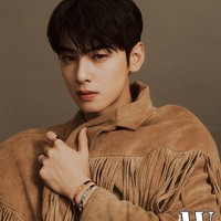 “Aku selalu bersyukur ketika orang memujiku karena penampilan luar. Ada saat di mana aku ingin orang melihatku di luar penampilanku. Itu mungkin sekitar dua tahun lalu. Tapi semuanya sudah berubah. Ketimbang terpaku pada untuk mendapat pengakuan akan hal lain, aku belajar bahwa aku hanya harus berjalan di jalanku dan bekerja keras. Dan suatu hari nanti, pekerjaanku akan terbayar dalam semua hal baik,” ungkap Cha Eun Woo. Foto: dok. W Korea