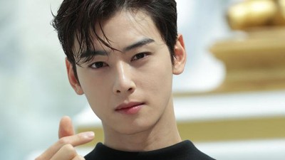 8 Foto Cha Eun Woo yang Pernah Insecure karena Hanya Dipandang Tampan