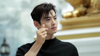 Cha Eunwoo punya IQ 142, waktu sekolah pun dia selalu masuk lima besar. Dia sering menang lomba Bahasa Inggris dan debat. Cha Eunwoo berkuliah di Sungkyungkwan University. Foto: dok. Getty Images