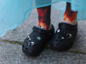 Dulu Jadi Ugliest Shoes, Crocs Rayakan 20 Tahun Eksis dengan Koleksi Premium