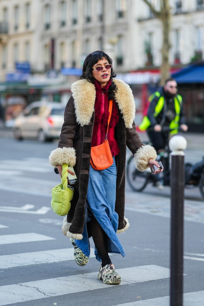 Popularitas jeans sebagai busana sehari-hari ternyata menjadi daya tarik tersendiri bagi para desainer dunia untuk menciptakan versi mewahnya. Dari street style, jeans naik kelas ke panggung adibusana bak mahakarya seni. (Foto: Getty Images/Edward Berthelot)
