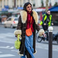 Popularitas jeans sebagai busana sehari-hari ternyata menjadi daya tarik tersendiri bagi para desainer dunia untuk menciptakan versi mewahnya. Dari street style, jeans naik kelas ke panggung adibusana bak mahakarya seni. (Foto: Getty Images/Edward Berthelot)