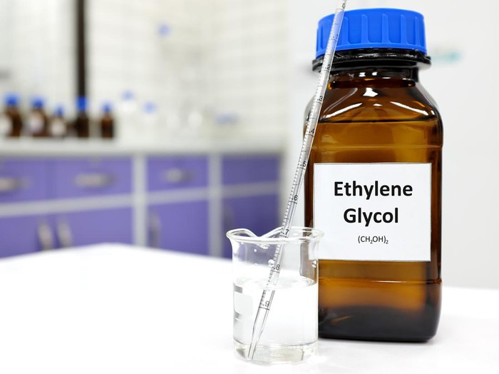 Etilen Glikol sedang ramai dibicarakan masyarakat. Dugaan sementara, Etilen Glikol dalam obat sirop memicu gagal ginjal akut yang diderita sejumlah balita.