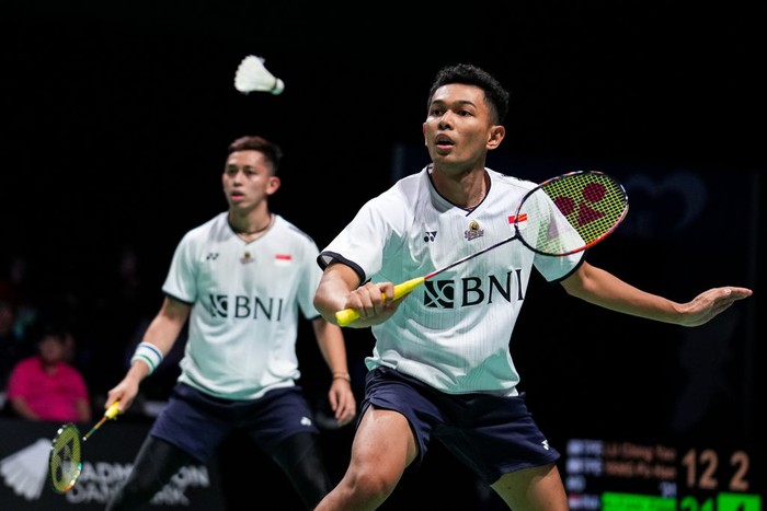 ODENSE, DENMARK - OCTOBER 21: Fajar Alfian (R) and Muhammad Rian Ardianto of Indonesia compete in the Mens Doubles Quarter Finals match against Lu Ching Yao and Yang Po Han of Chinese Taipei during day four of the Denmark Open at Jyske Bank Arena on October 21, 2022 in Odense, Denmark. (Photo by Shi Tang/Getty Images)