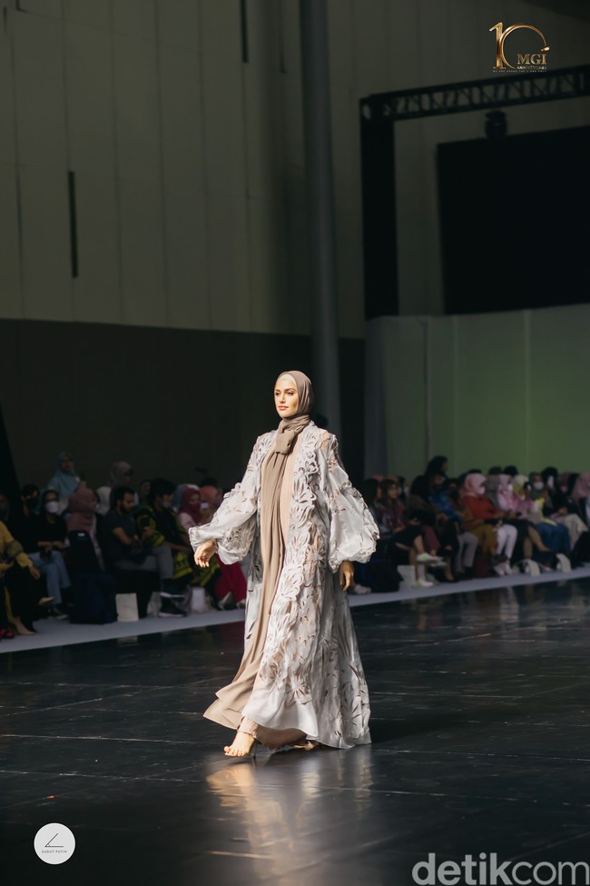 Para finalis Miss Grand International 2022 tampil berhijab saat memeragakan karya desainer Indonesia. Yaitu karya Irna Mutiara, Sessa by Monica Jufry, Ina Priyono, Mojokebaya x Torang Sitorus, Klamby, dan Ayu Dyah Andari x Batik Trusmi. Foto: Dok. @yayasanduniamegabintang.