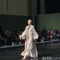 Para finalis Miss Grand International 2022 tampil berhijab saat memeragakan karya desainer Indonesia. Yaitu karya Irna Mutiara, Sessa by Monica Jufry, Ina Priyono, Mojokebaya x Torang Sitorus, Klamby, dan Ayu Dyah Andari x Batik Trusmi. Foto: Dok. @yayasanduniamegabintang.