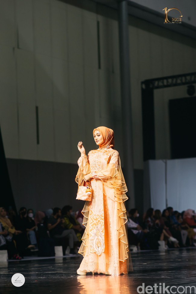Beberapa kontestan pada excited dan mereka semua bangga menggunakan karya desainer Indonesia. Jarang sekali mereka bisa ikut serta dalam acara fashion show, kata Dardo saat kepada Wolipop, Jumat (21/10/2022). Foto: Dok. @yayasanduniamegabintang.