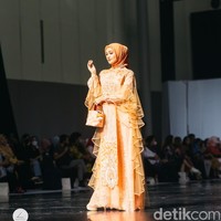 Beberapa kontestan pada excited dan mereka semua bangga menggunakan karya desainer Indonesia. Jarang sekali mereka bisa ikut serta dalam acara fashion show, kata Dardo saat kepada Wolipop, Jumat (21/10/2022). Foto: Dok. @yayasanduniamegabintang.