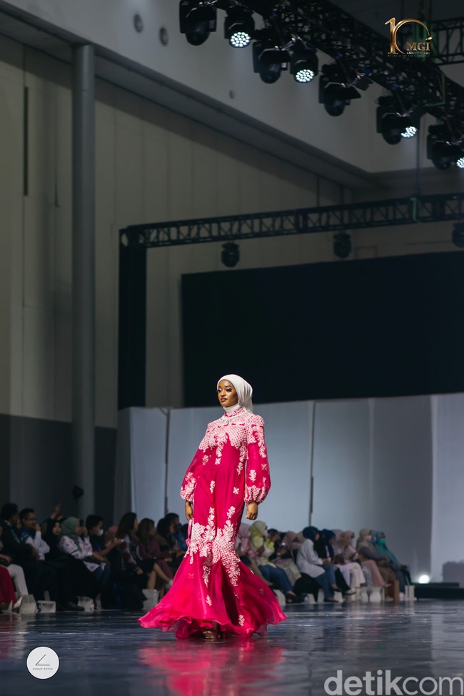Selama ini kan tidak pernah memeragakan baju muslim. Jadi, ketika mereka bisa mendapatkan kesempatan untuk fashion show di JMFW itu aja mereka sudah happy. Pengalaman baru bagi mereka, jelasnya. Foto: Dok. @yayasanduniamegabintang.