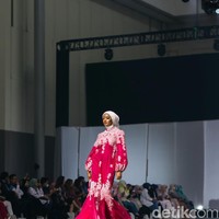 Selama ini kan tidak pernah memeragakan baju muslim. Jadi, ketika mereka bisa mendapatkan kesempatan untuk fashion show di JMFW itu aja mereka sudah happy. Pengalaman baru bagi mereka, jelasnya. Foto: Dok. @yayasanduniamegabintang.