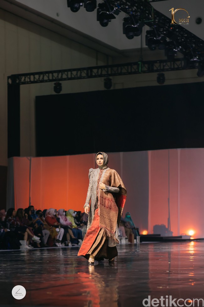 Yang berbeda dari gelaran pekan mode kali ini, JMFW kedatangan 69 finalis Miss Grand International 2022. Para ratu kecantikan yang berasal dari berbagai negara di dunia itu tampil menggunakan karya desainer dan brand lokal ternama. Menariknya mereka juga memakai hijab. Foto: Dok. @yayasanduniamegabintang.