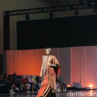 Yang berbeda dari gelaran pekan mode kali ini, JMFW kedatangan 69 finalis Miss Grand International 2022. Para ratu kecantikan yang berasal dari berbagai negara di dunia itu tampil menggunakan karya desainer dan brand lokal ternama. Menariknya mereka juga memakai hijab. Foto: Dok. @yayasanduniamegabintang.