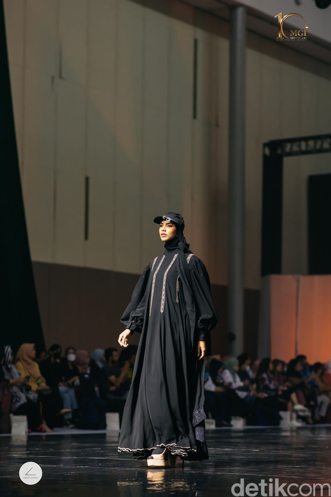Ia mengungkapkan para kontestan di negaranya ada yang belum pernah memeragakan koleksi busana muslim. Sehingga bagi sebagian finalis Miss Grand International 2022 momen berhijab di Jakarta Muslim Fashion Week 2023 pertama kalinya bagi mereka. Foto: Dok. @yayasanduniamegabintang.