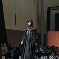 Ia mengungkapkan para kontestan di negaranya ada yang belum pernah memeragakan koleksi busana muslim. Sehingga bagi sebagian finalis Miss Grand International 2022 momen berhijab di Jakarta Muslim Fashion Week 2023 pertama kalinya bagi mereka. Foto: Dok. @yayasanduniamegabintang.