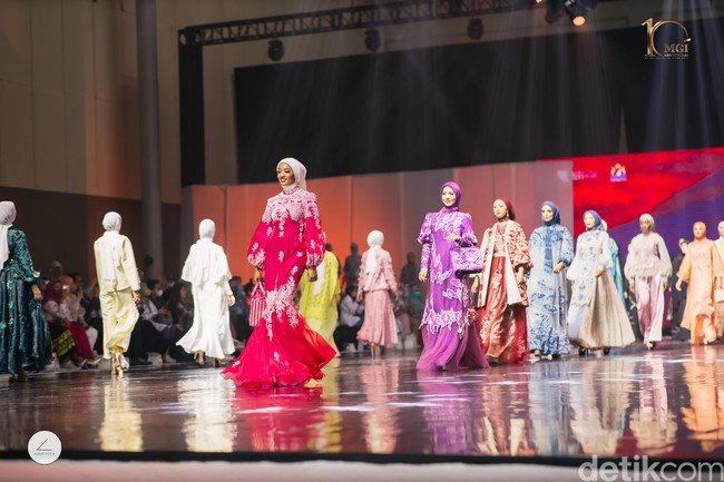 Para kontestan Miss Grand International 2022 ini tampil berhijab di gelaran Jakarta Muslim Fashion Week (JMFW) 2023 yang digelar di Indonesia Convention Exhibition (ICE) BSD, Tangerang, Banten di sela gelaran Trade Expo Indonesia (TEI), Jumat (21/10/2022). Foto: Dok. @yayasanduniamegabintang.