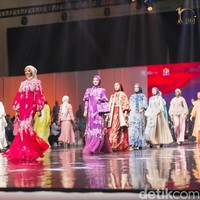 Para kontestan Miss Grand International 2022 ini tampil berhijab di gelaran Jakarta Muslim Fashion Week (JMFW) 2023 yang digelar di Indonesia Convention Exhibition (ICE) BSD, Tangerang, Banten di sela gelaran Trade Expo Indonesia (TEI), Jumat (21/10/2022). Foto: Dok. @yayasanduniamegabintang.