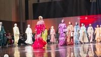 Para finalis Miss Grand International 2022 tampil berhijab saat memeragakan karya desainer Indonesia. Yaitu karya Irna Mutiara, Sessa by Monica Jufry, Ina Priyono, Mojokebaya x Torang Sitorus, Klamby, dan Ayu Dyah Andari x Batik Trusmi. (Foto: Dok. @yayasanduniamegabintang)